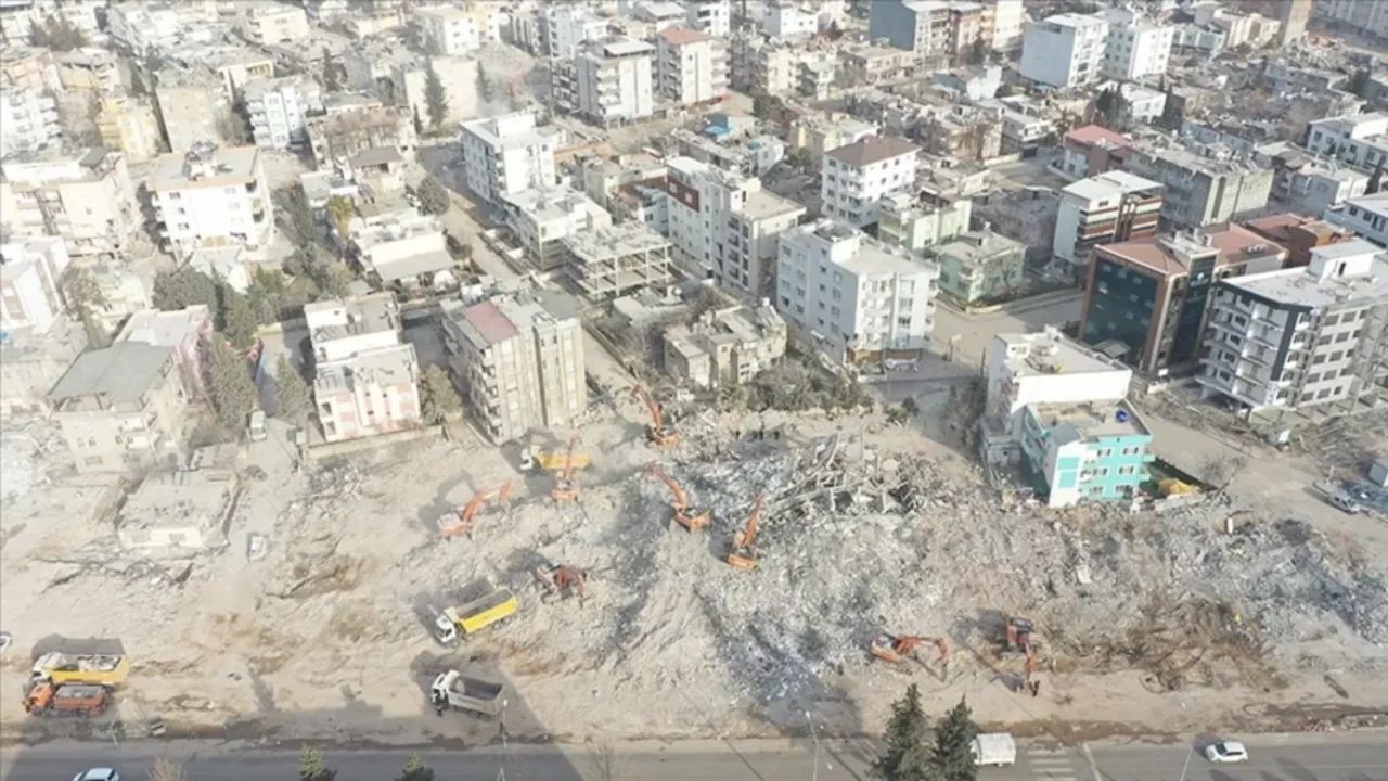 36 kişiye mezar olan Zümrüt Apartmanı davası: 5 sanığa iyi hal indirimi, 6 sanık için beraat kararı