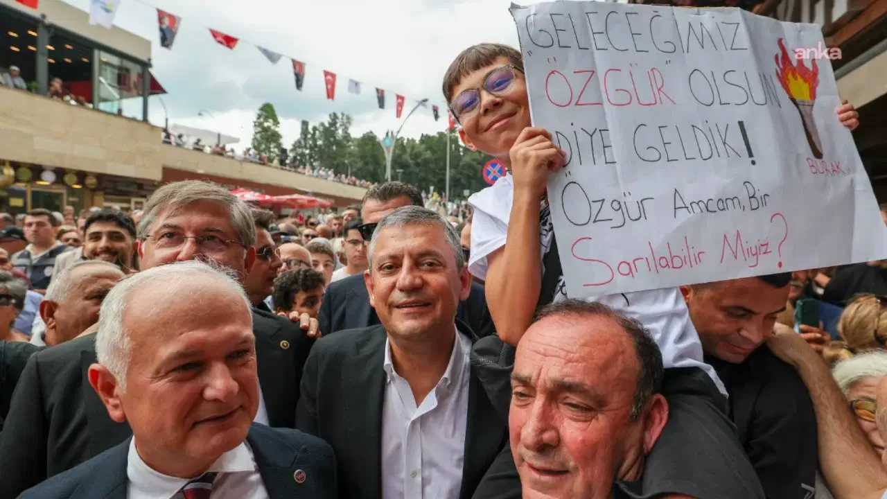Kocaeli'nde Özgür Özel'e yoğun ilgi: "Emekli 20 sene önce 8 çeyrek altın alıyordu, şimdi 2'ye düştü'
