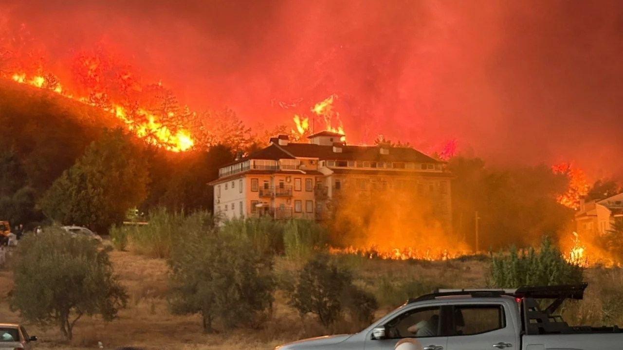 Fethiye'deki orman yangını evlere sıçradı! Tahliye çalışmaları sürüyor