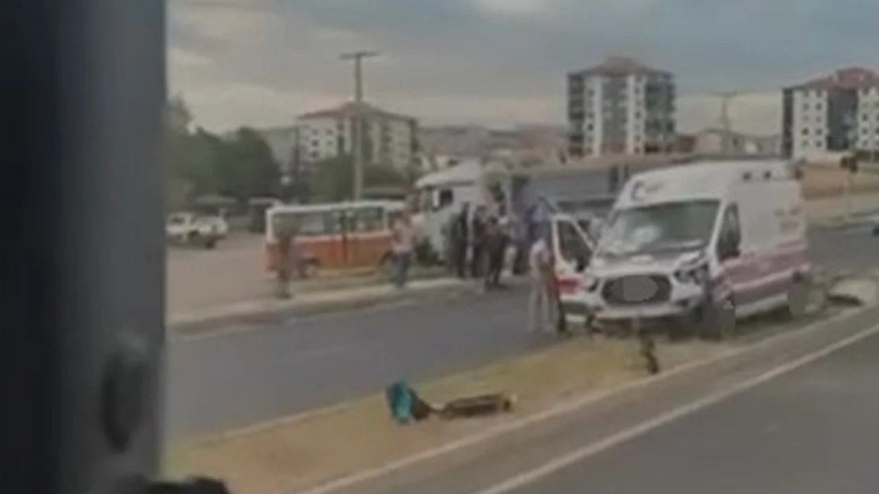 Ankara'da ambulans ile otomobil çarpıştı: 5 yaralı