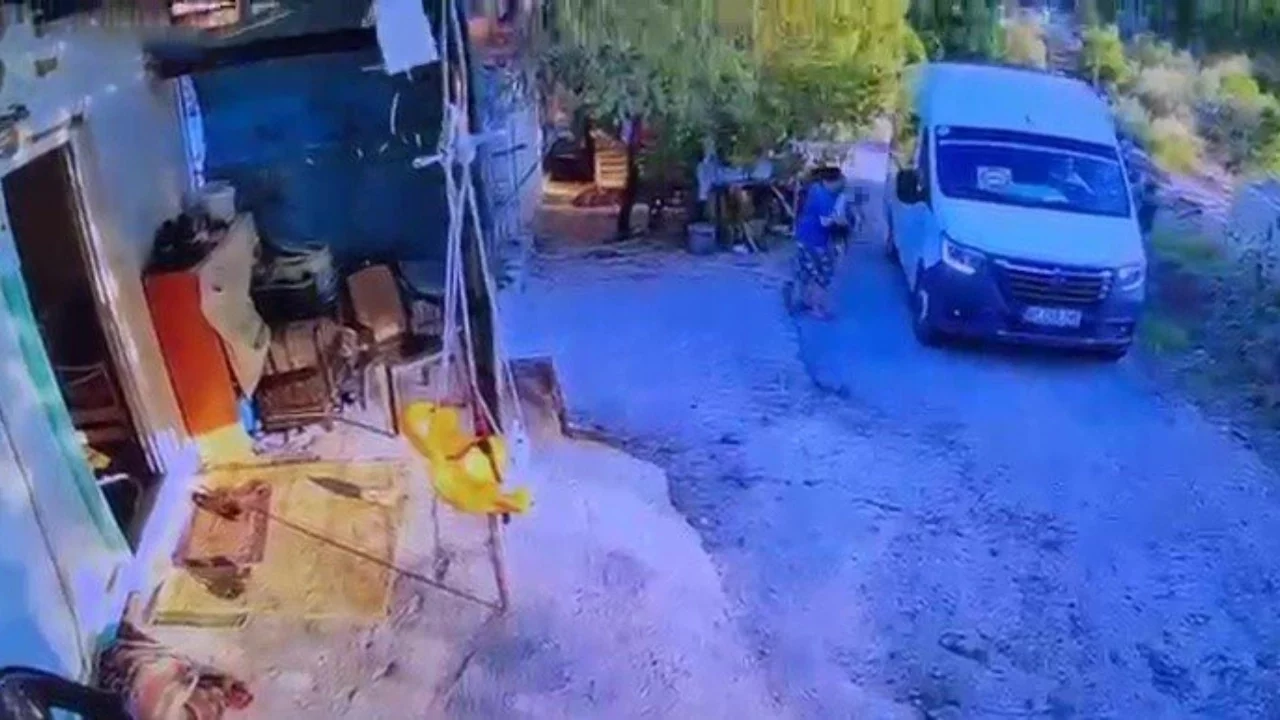 Babasının kullandığı minibüsün altında kalan 1,5 yaşındaki çocuk hayatını kaybetti