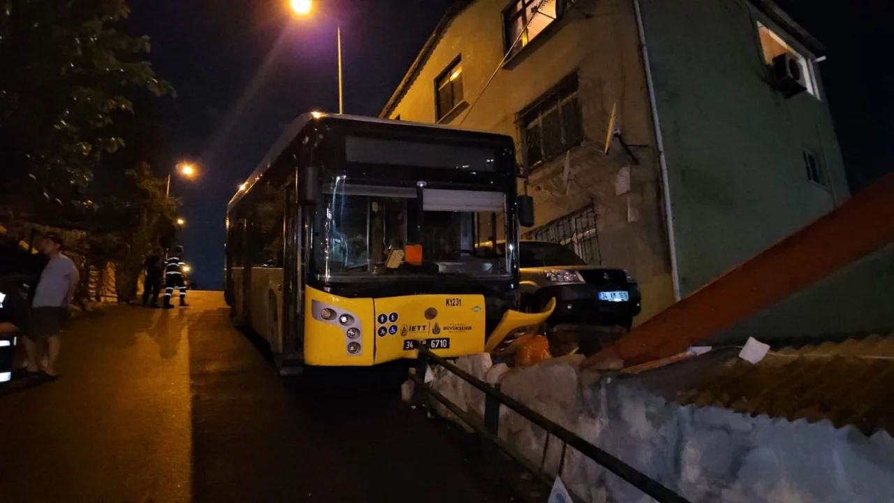 Sarıyer'de İETT otobüsü bariyerlere çarptı