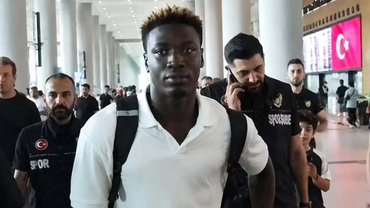 Fenerbahçe'nin yeni transferi Kojo Peprah Oppong İstanbul'da