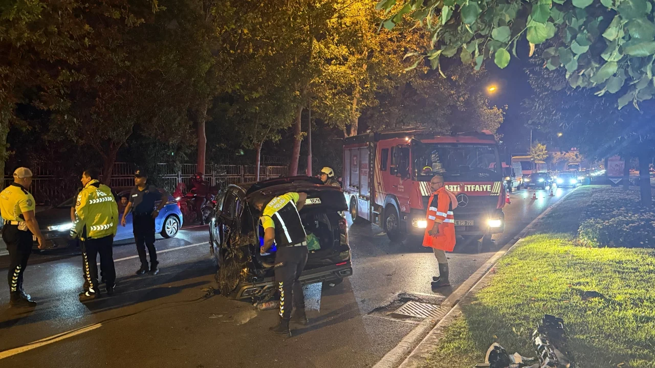 Refüjü aşan otomobil karşı şeritte iki araca çarptı: Yaralılar var