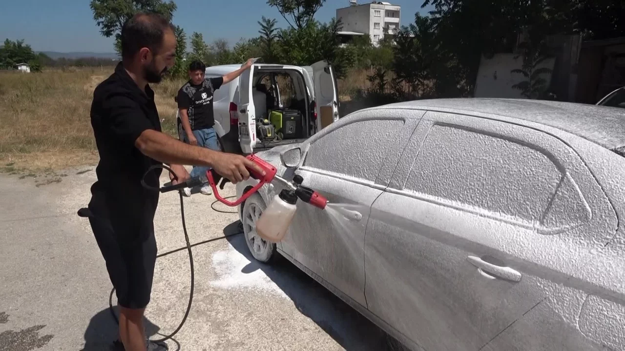 Bursa'da sokakta gördüğü kirli araçları habersizce yıkıyor...Araç sahiplerine sürpriz yapıyor