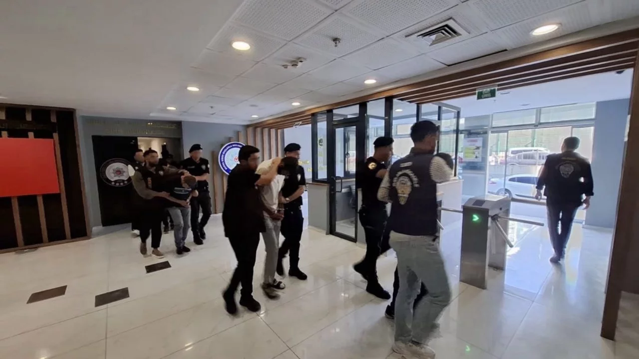 Bursa merkezli 6 ilde "Yatırım dolandırıcılığı" operasyonu! 8 kişi tutuklandı