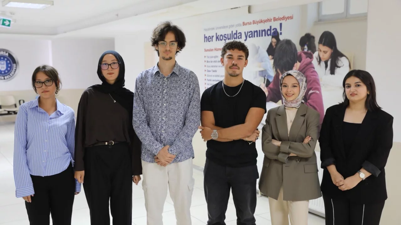 Bursa Büyükşehir Belediyesi gençlerin üniversite yolculuğunda yanında oldu