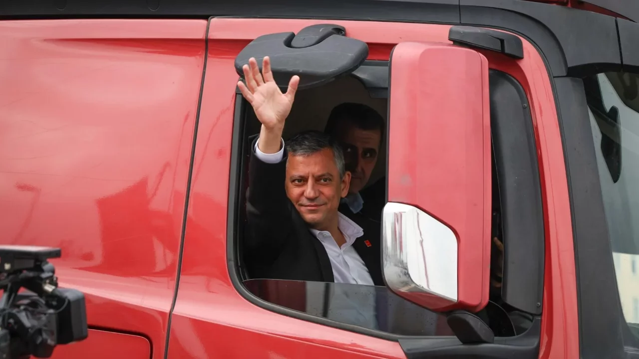 Yeni Parti Genel Başkanı Özgür Özel: Kavga mı istiyorlar, biz onlarla çekişmek yerine milletin ek...
