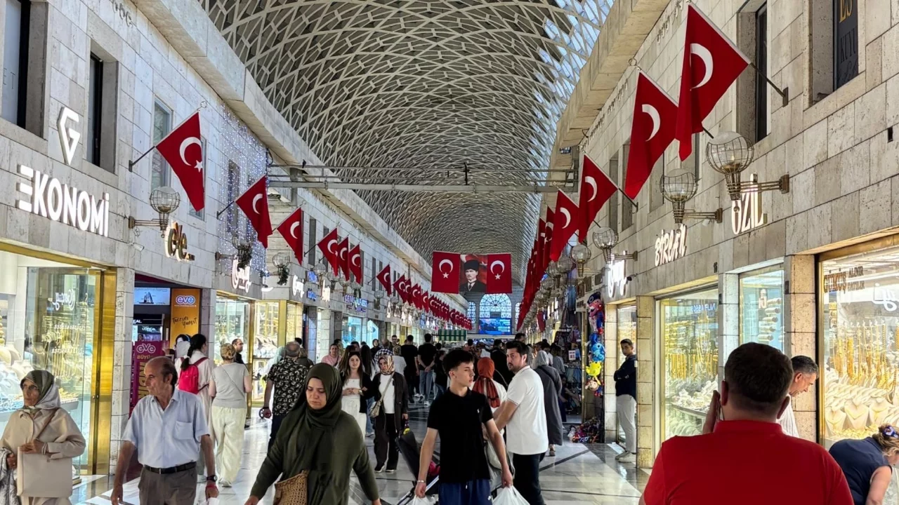 Bursa'nın Tarihi Kapalı Çarşısı Türk bayraklarıyla donatıldı