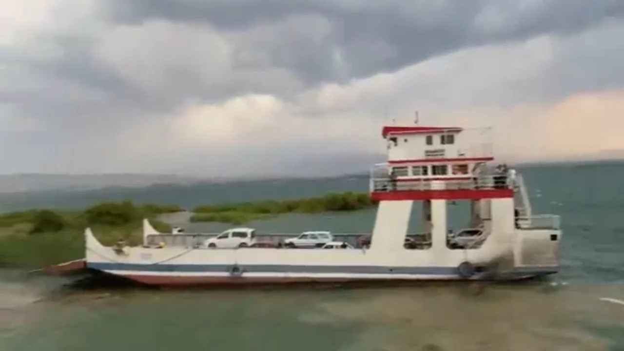 Fırtına feribotun iskeleyeye yanaşmasına izin vermedi