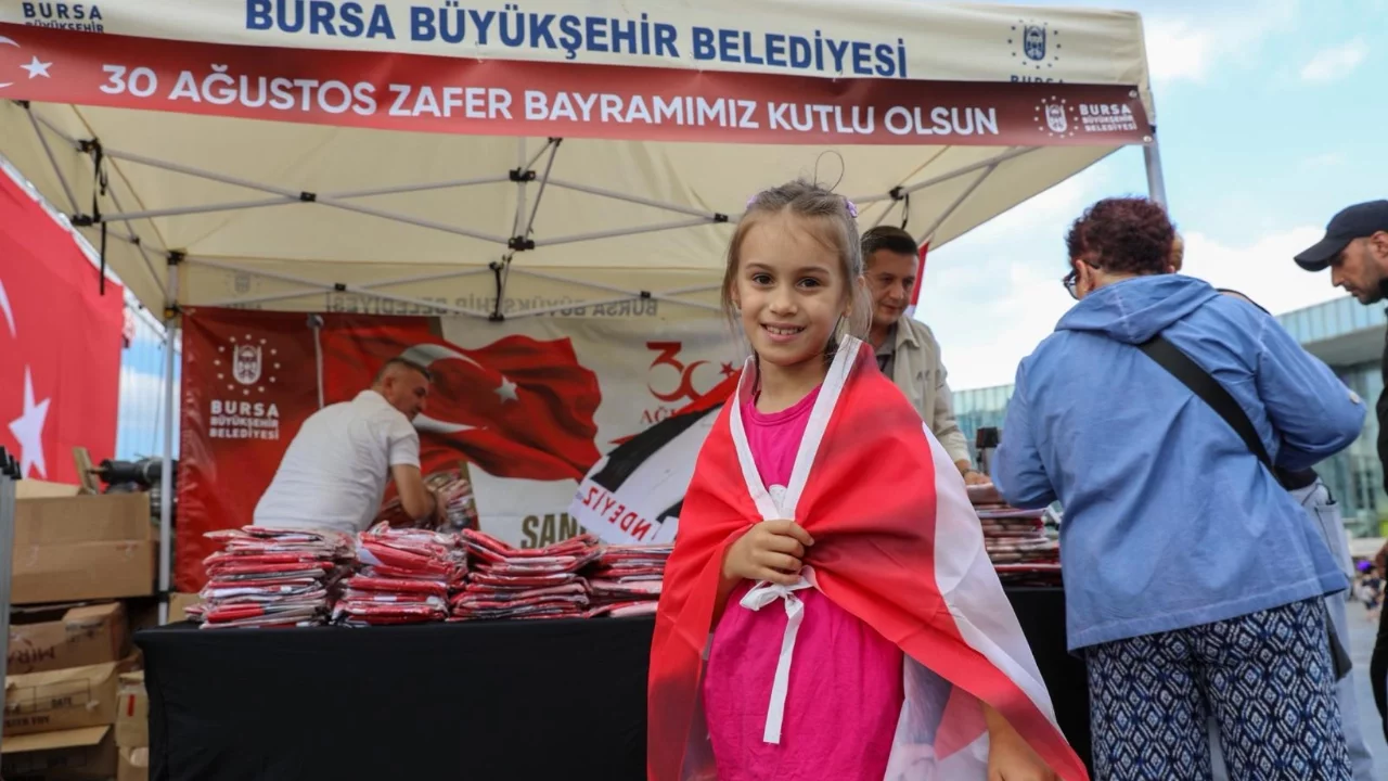 Bursa'da 30 Ağustos Zafer Bayramı coşkusu ay yıldız ile taçlandı