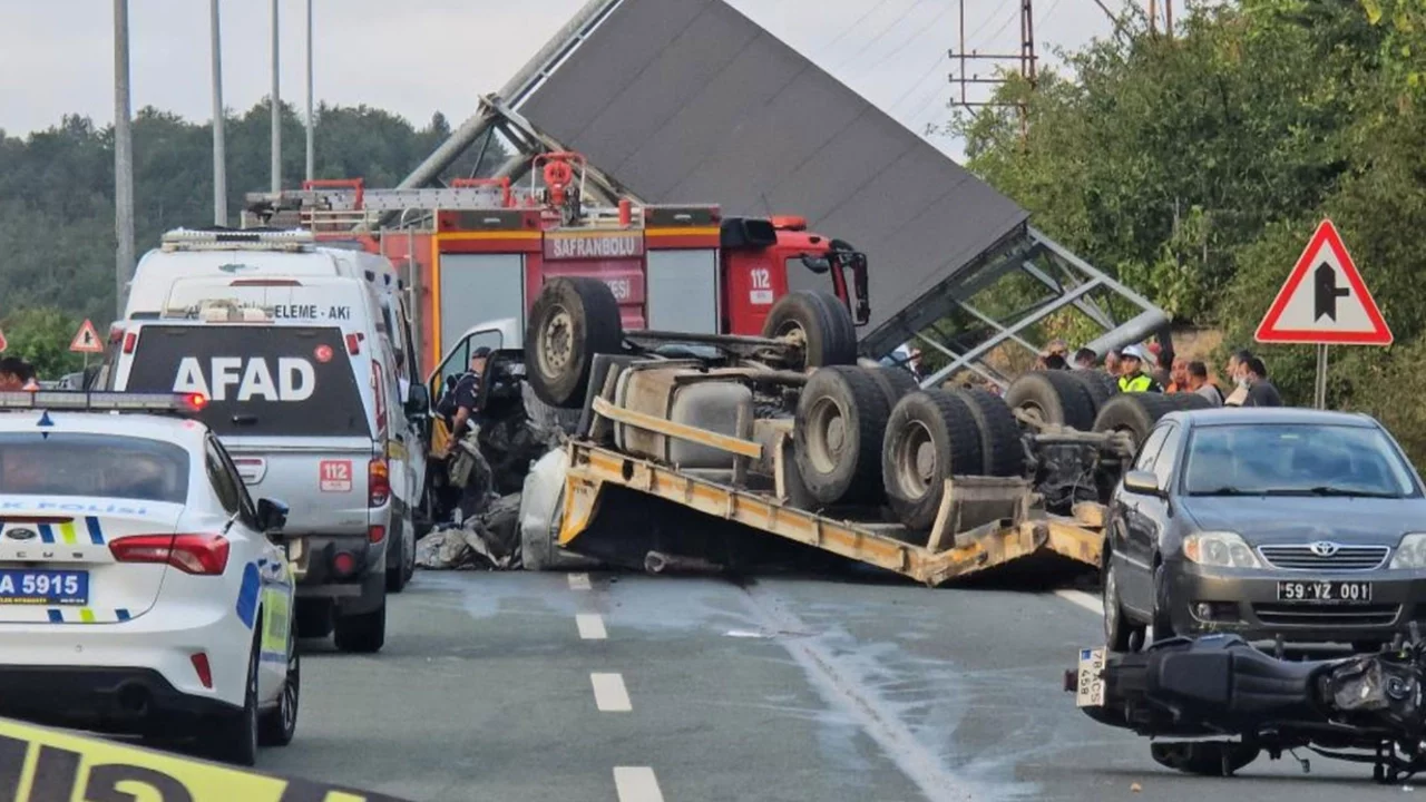 Karşı şeride geçen çekici, motosiklet ile çarpıştı: 2 ölü