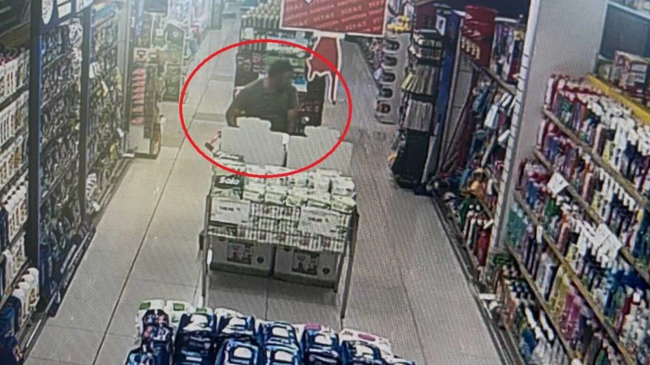 Bursa'da pes dedirten hırsızlık: 440 paket sigarayı çantasına doldurdu