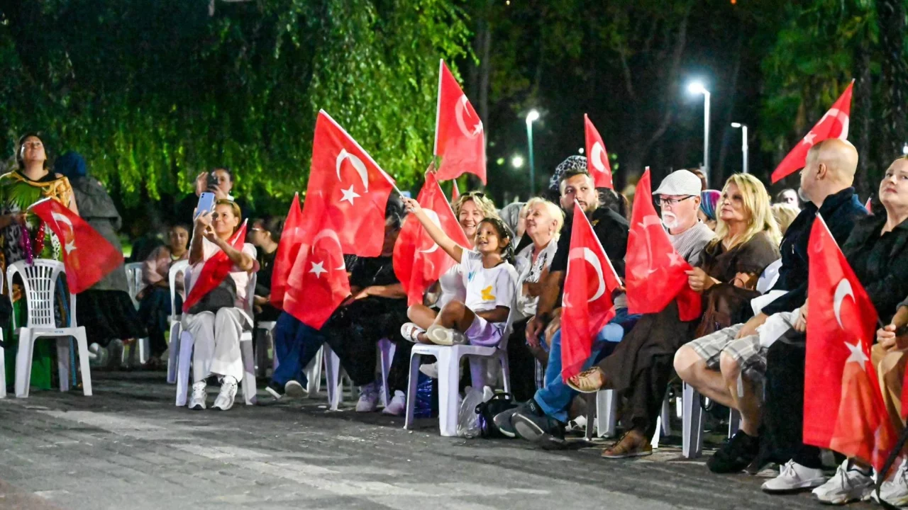 Bursa'da Zafer Haftası coşkusunun müzikle buluştuğu gecede vatandaşlar keyifli anlar yaşadı