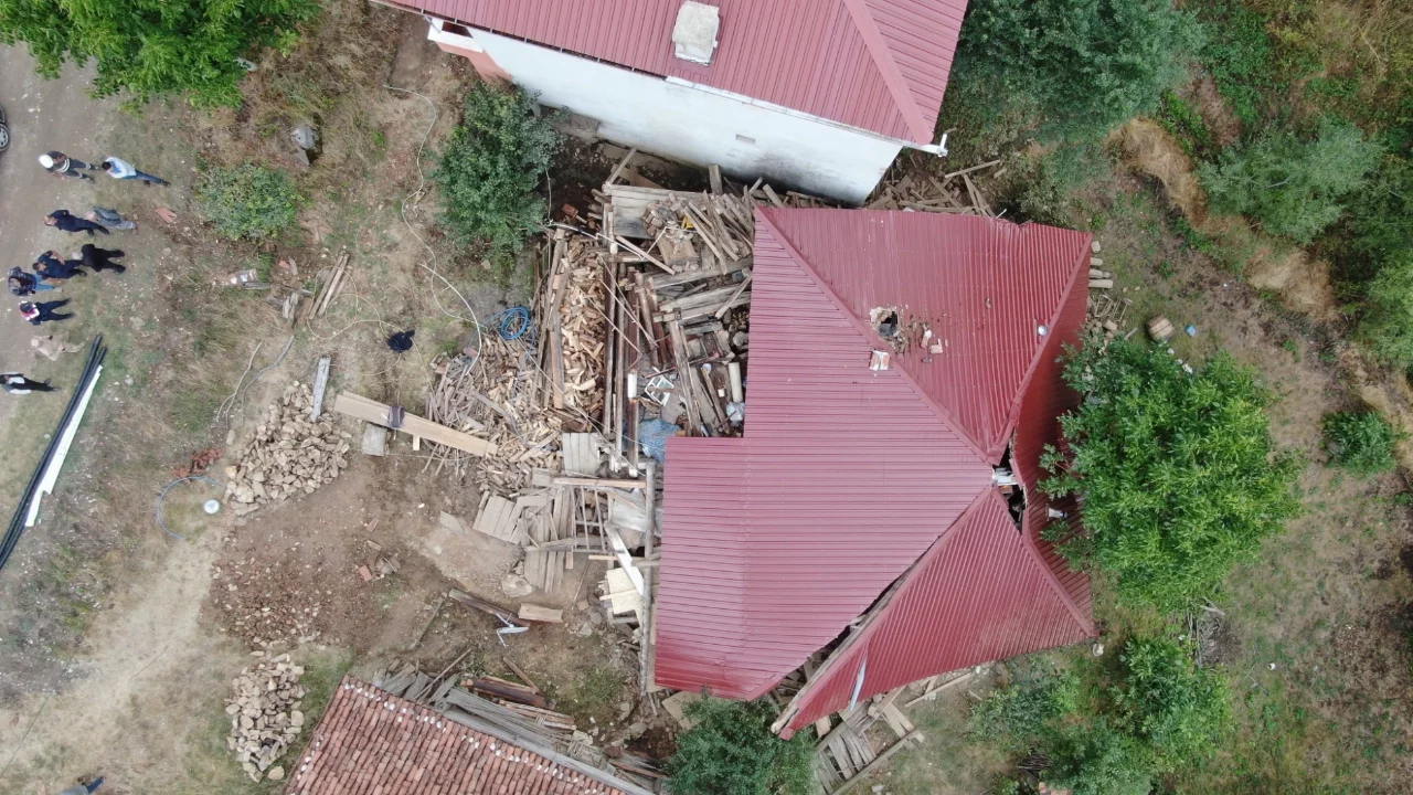 Kastamonu'da tadilat yapılan köy evi çöktü