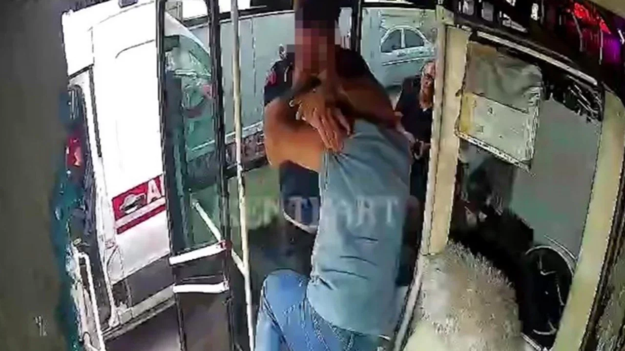 Adana'da yol verme kavgası: Ambulans ve otobüs sürücüleri birbirine girdi