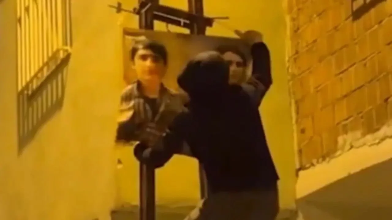 Terör örgütü mensuplarının posterini asan 4 kişi gözaltına alındı