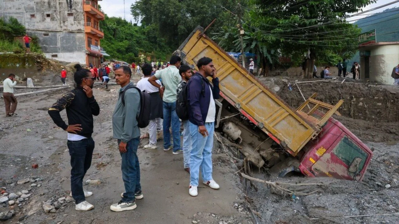 Nepal'deki sel felaketinde hayatını kaybedenlerin sayısı 734'e yükseldi
