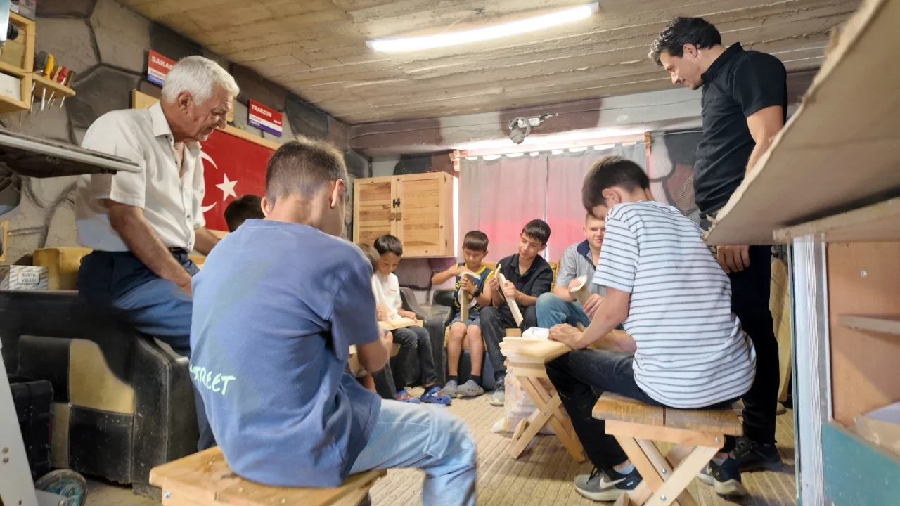 Bursa'da imam hatibin "Hoca'nın Atölyesi" çocuklara marangozluğu sevdiriyor