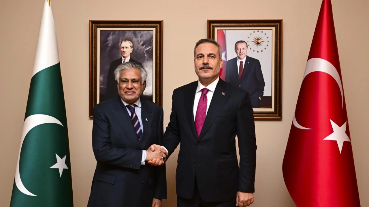 Bakan Fidan, Pakistanlı mevkidaşı Dar ile İstanbul'da görüştü