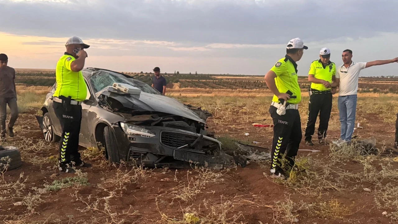 Şanlıurfa'da devrilen otomobil hurdaya döndü: 9 yaralı
