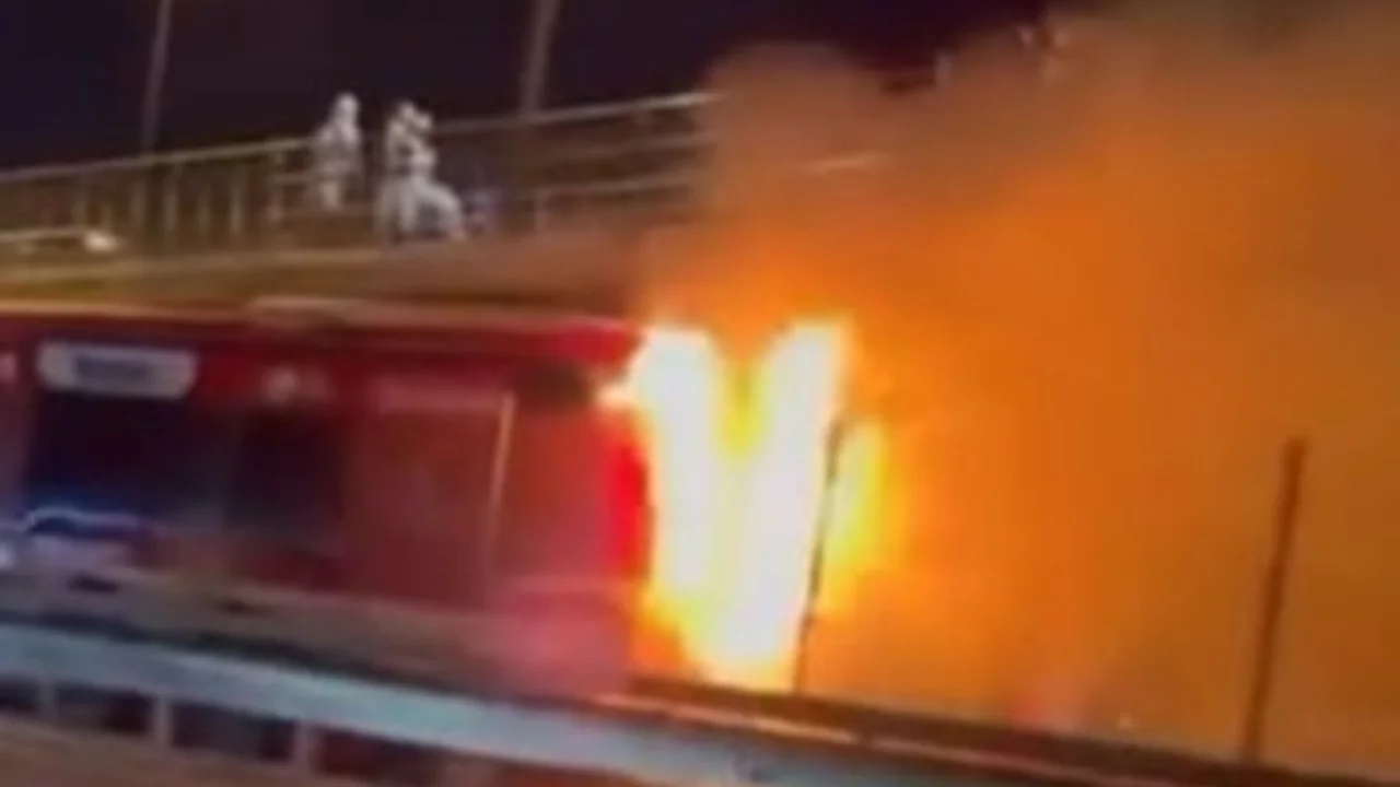 Kağıthane'de metrobüs alevlere teslim oldu, yolcular tahliye edildi