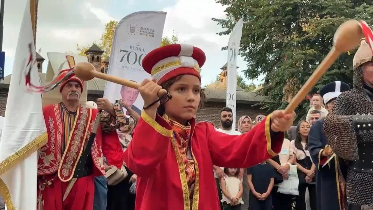 Bursa'da zafer coşkusunda minik mehterler beğeni topladı