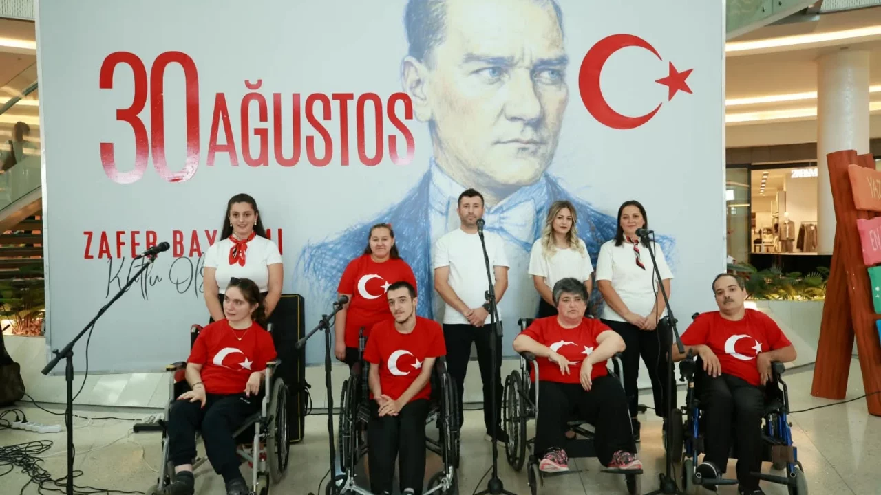 Bursa'da özel öğrencilerden 30 Ağustos Zafer Bayramı konseri