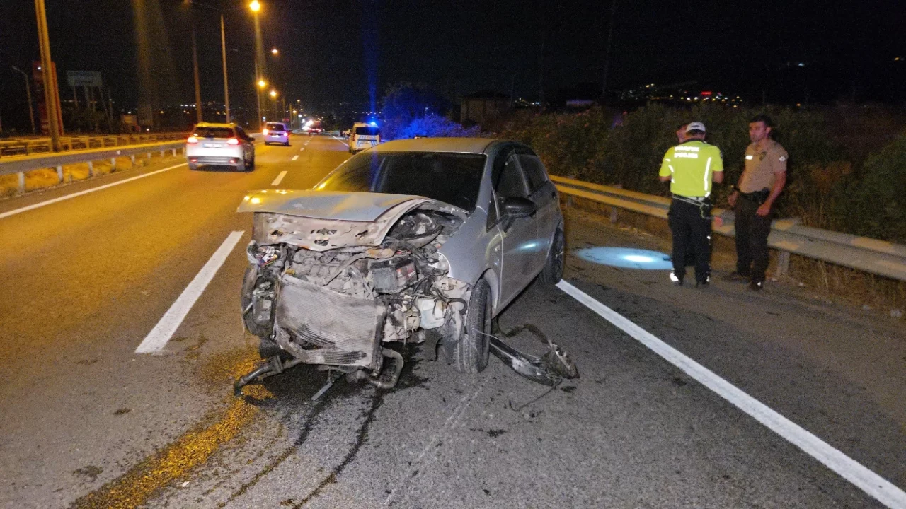 Bursa'da bariyere çarpan otomobilin sürücüsü yaralandı