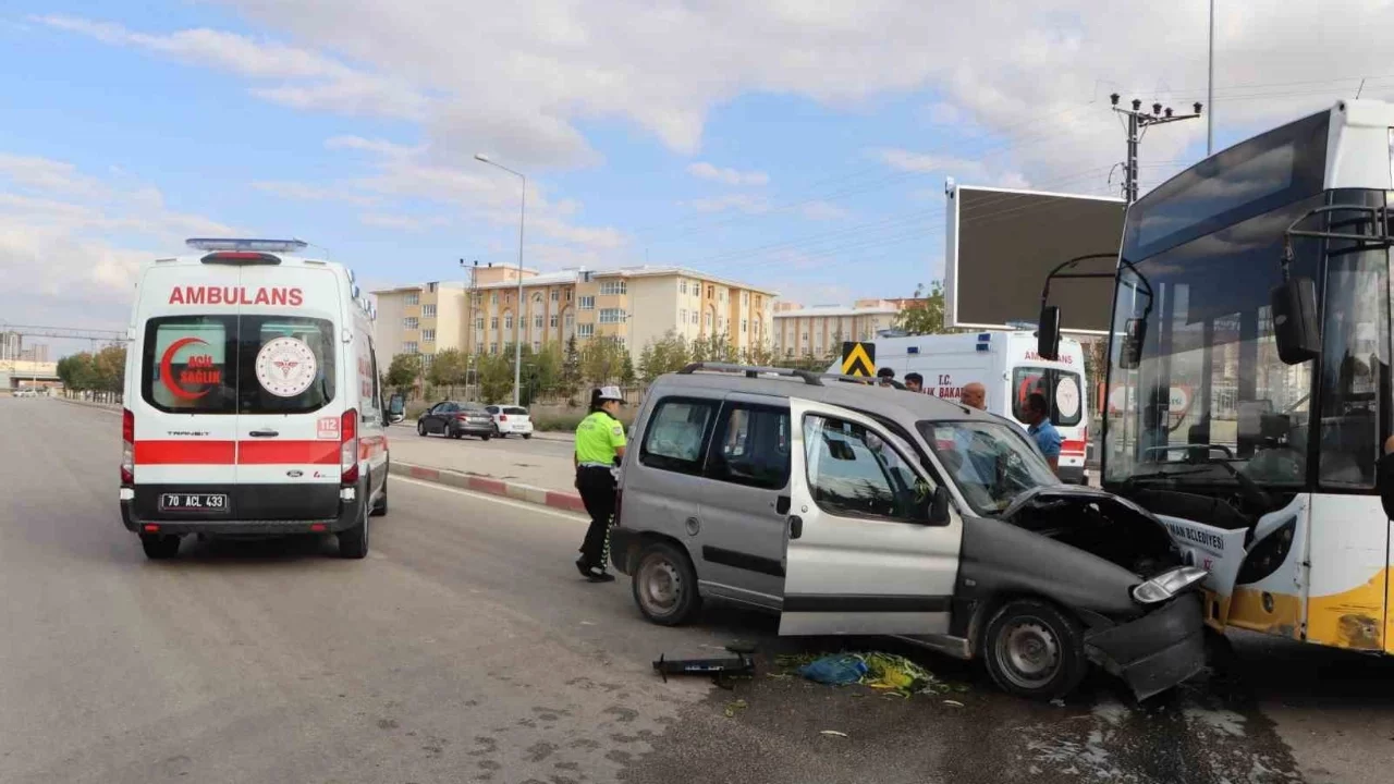 Halk otobüsü ile ticari araç kafa kafaya çarpıştı: 5 yaralı