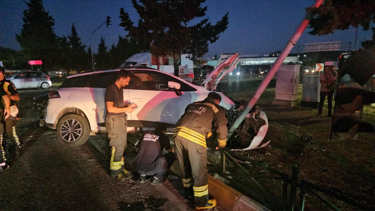 Çerkezköy'de iki araç kafa kafaya çarpıştı: Yaralılar var