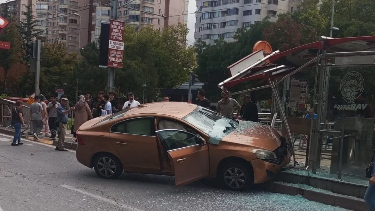 Otomobil tramvay durağına girdi: 1 yaralı