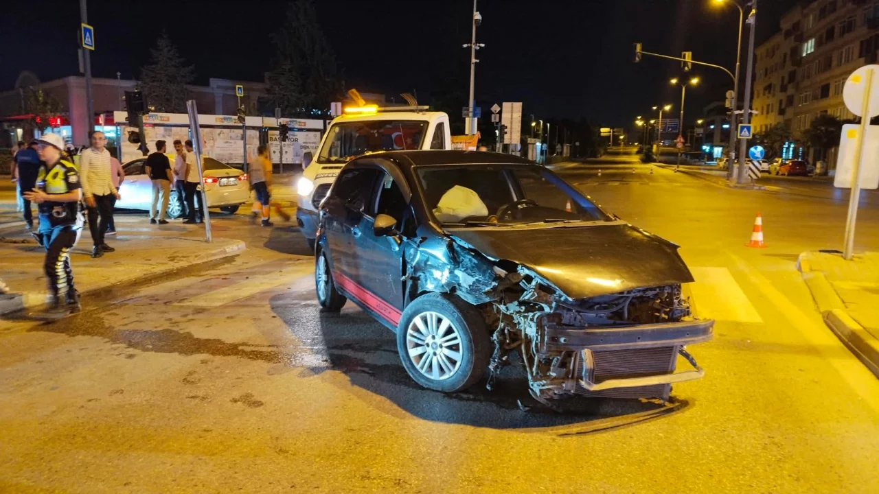 Bursa'da iki otomobil çarpıştı! 7 kişi yaralandı