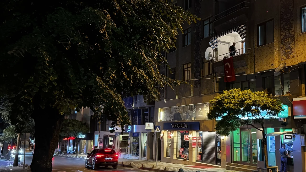 Evinin balkonundan düşen görme engelli birey ağır yaralandı