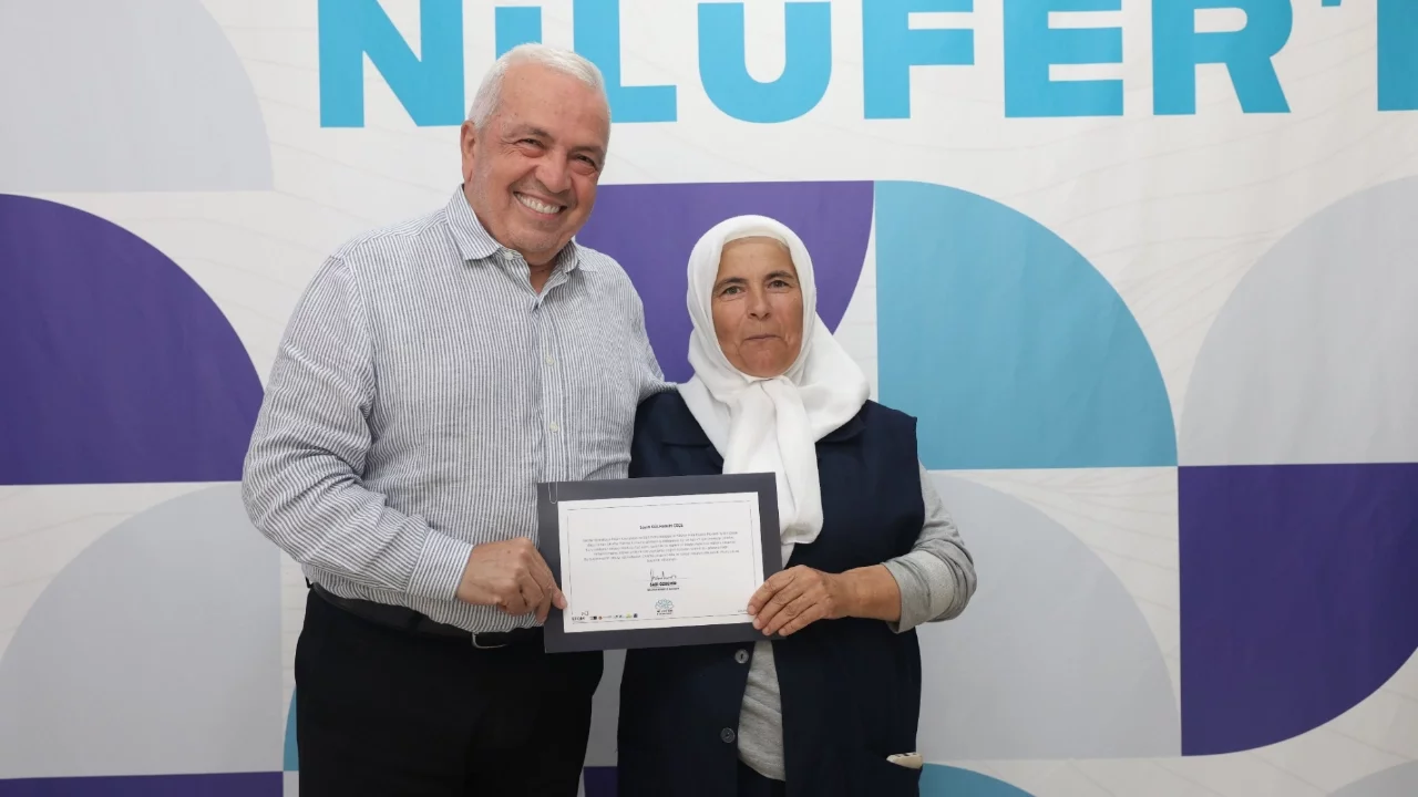 Nilüfer Belediyesi kursiyerleri okuma yazma sertifikalarını aldı