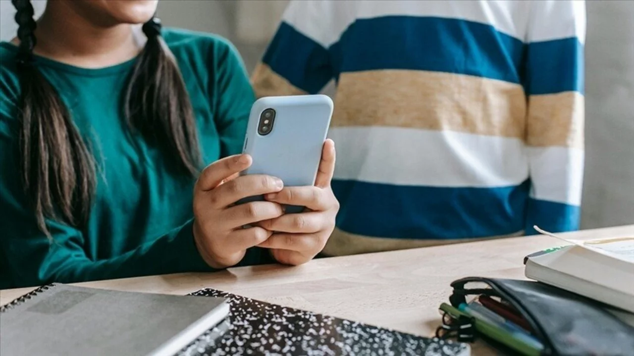 O ülkede ilkokullarda cep telefonu kullanımı yasaklandı