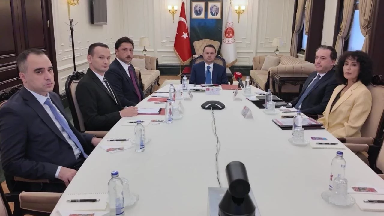 Bakan Gürlek, Yunan mevkidaşı Floridis ile görüştü