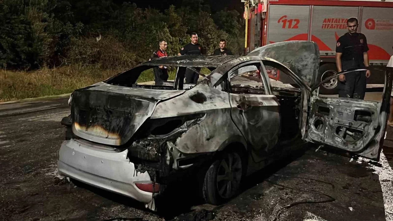 Antalya'da seyir halindeki otomobil alevlere teslim oldu