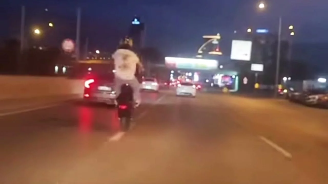 Bursa'da plakasız motosikletle trafikte tehlikeli şov!
