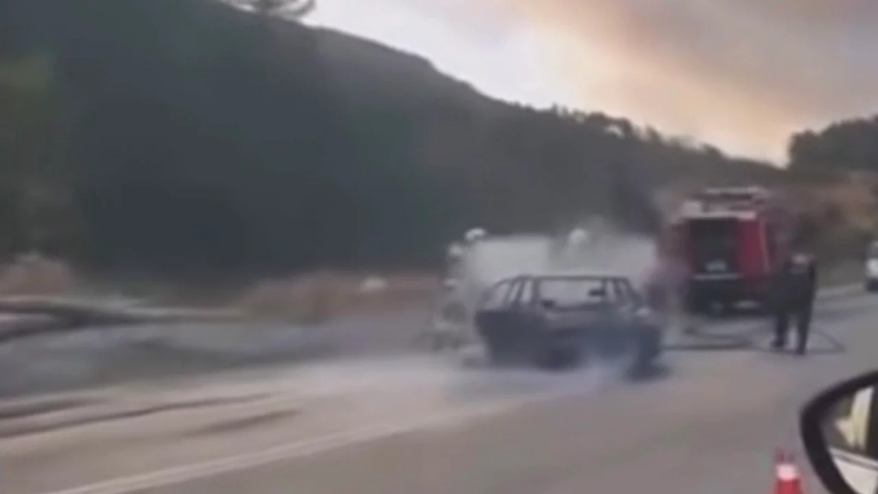 Bursa'da seyir halindeki otomobil alevlere teslim oldu