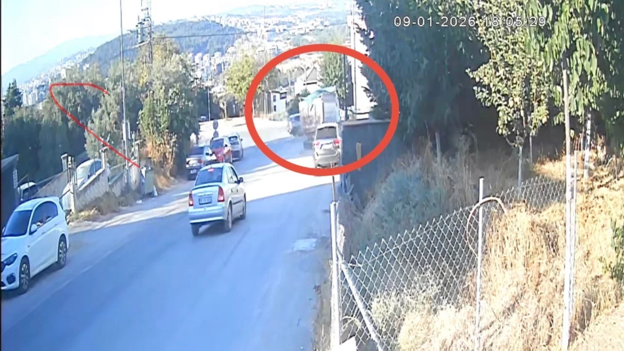 Bursa'da hafriyat kamyonu iki aracı biçip bahçeye uçtu