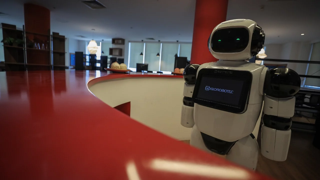 Yerli üretim robot teknoparkta danışma görevlisi oldu