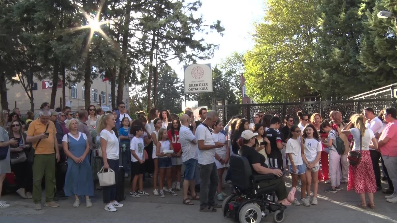 Bursa'da Dilek Özer Ortaokulu velileri okul önünde toplandı: "Çocuklarımız güvende olsun"