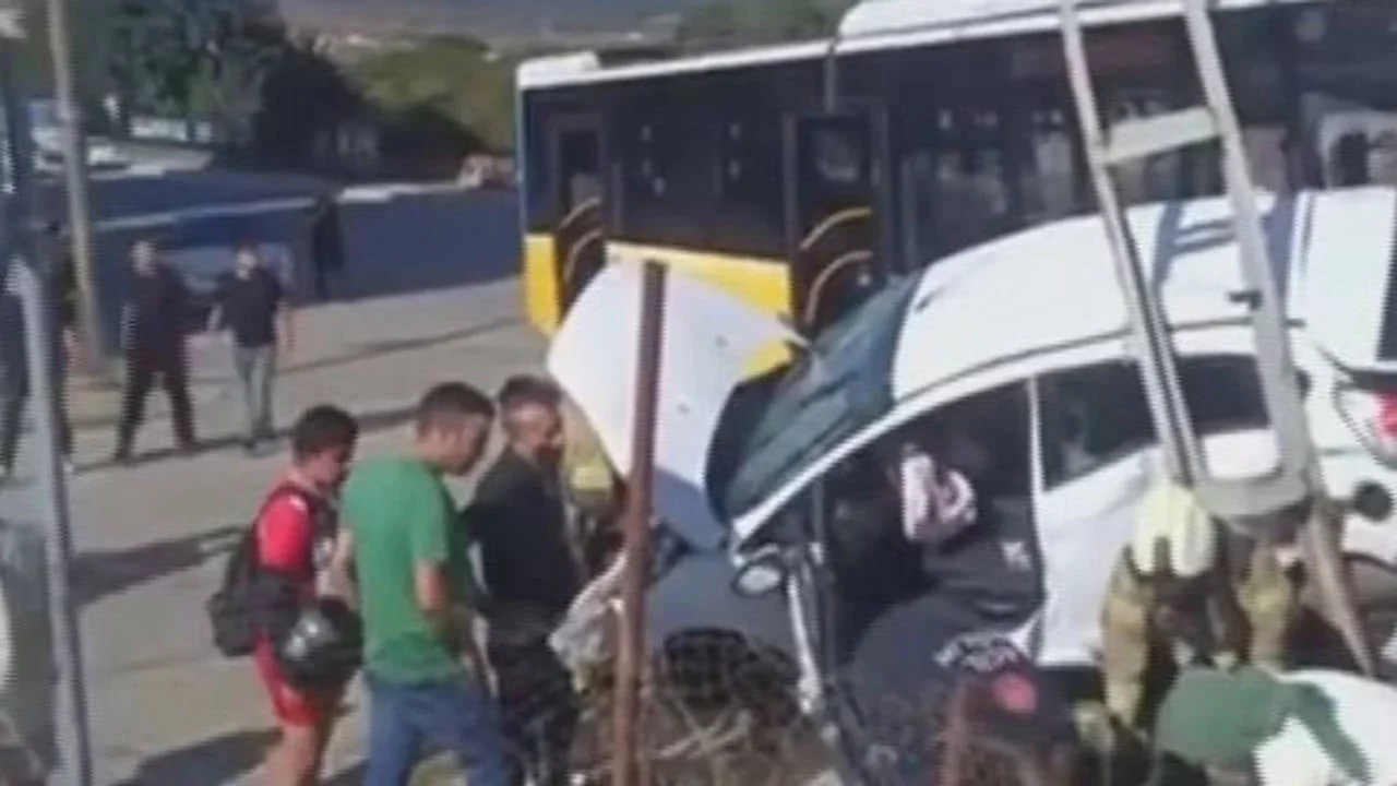 İstanbul Sultanbeyli'de İETT otobüsü ile otomobil çarpıştı: Biri bebek 4 yaralı