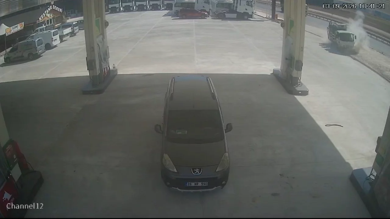 Bursa'da kamyonet tadilatta olan benzinliğe uçtu