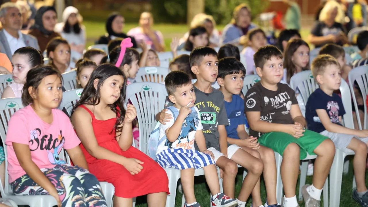 Bursa Soğukkuyu Parkı'nda çocukların sinema keyfi