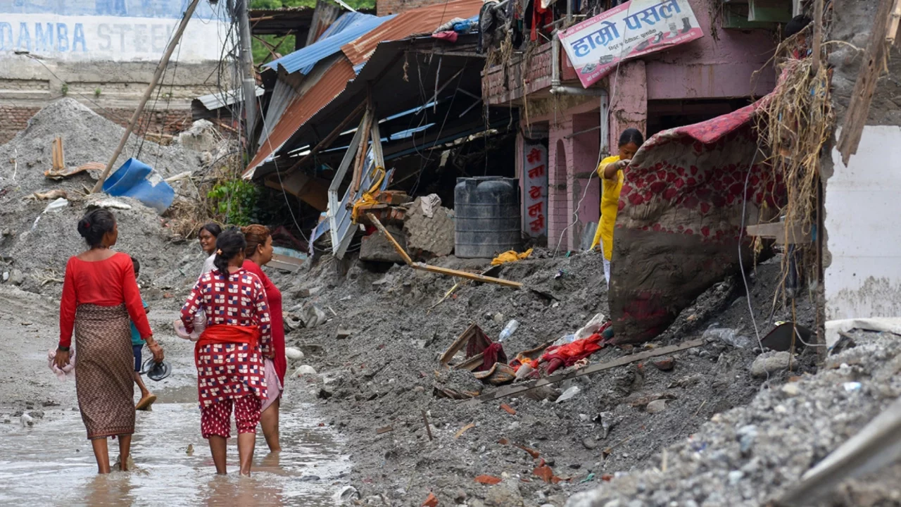 Nepal'de can kaybı bin 344'e yükseldi