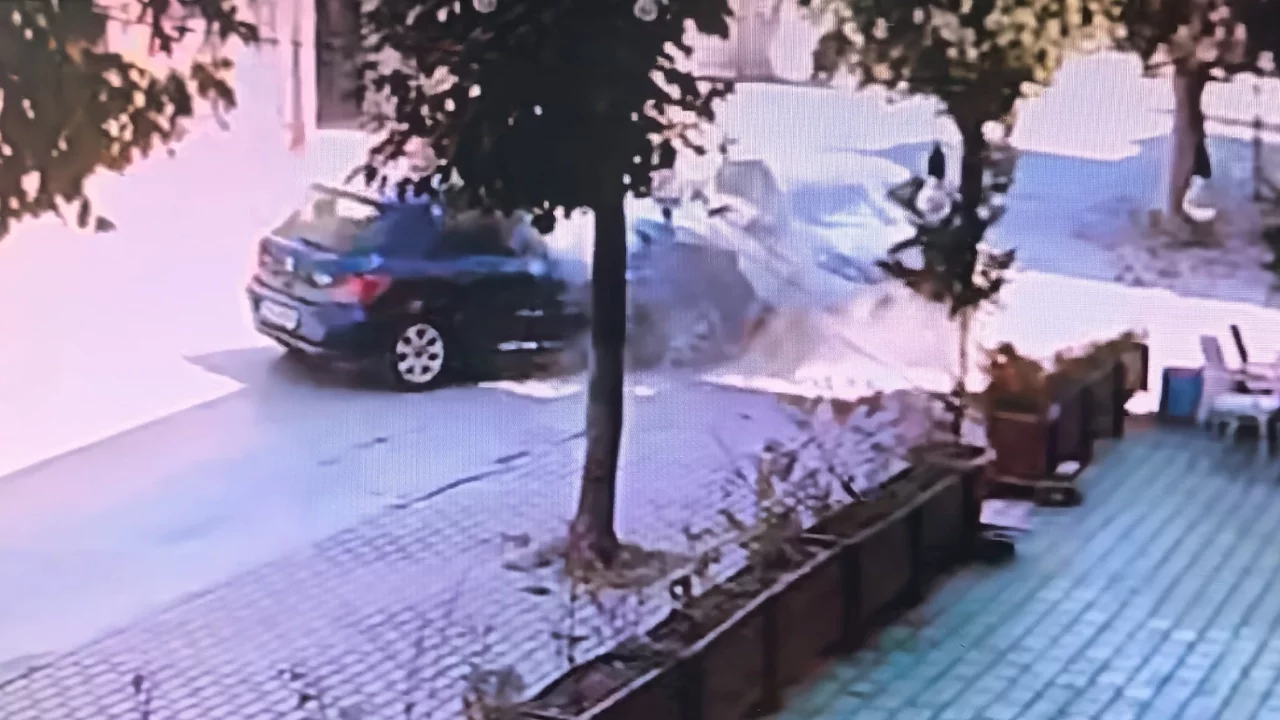 Bursa'da iki otomobil kafa kafaya çarpıştı