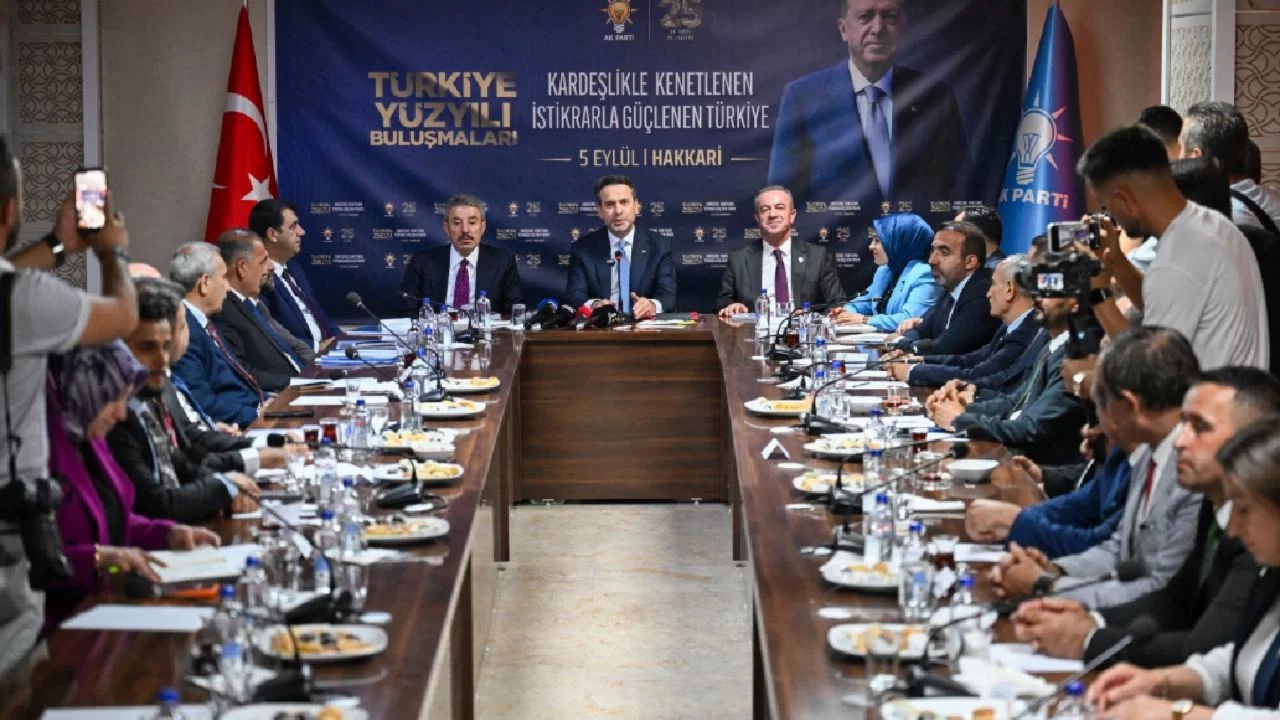 Bakan Bayraktar, Hakkari'de konuştu: "Bugün evlerinize gelen faturaların yüzde 50'sinden fazlasın...