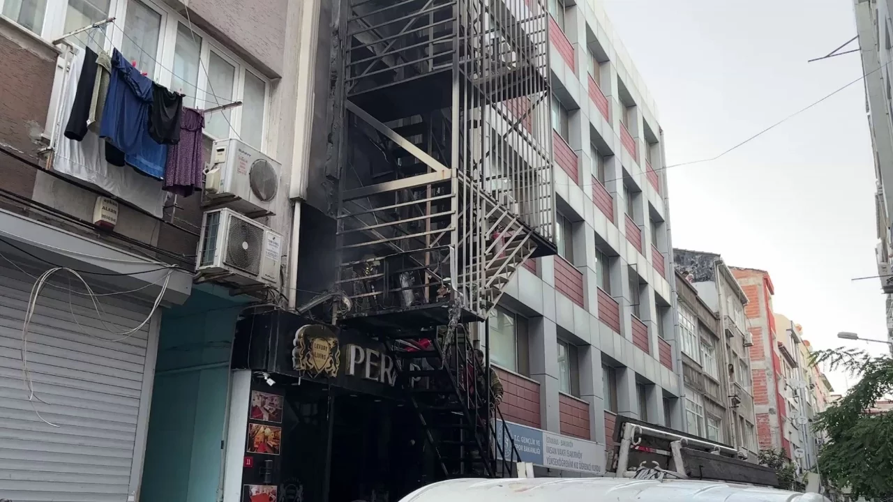 İstanbul'da 6 katlı otelde yangın: 12 yaralı